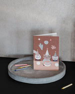 Load image into Gallery viewer, Little Otja Voščilnica Medvedek Lorem ima rojstni dan